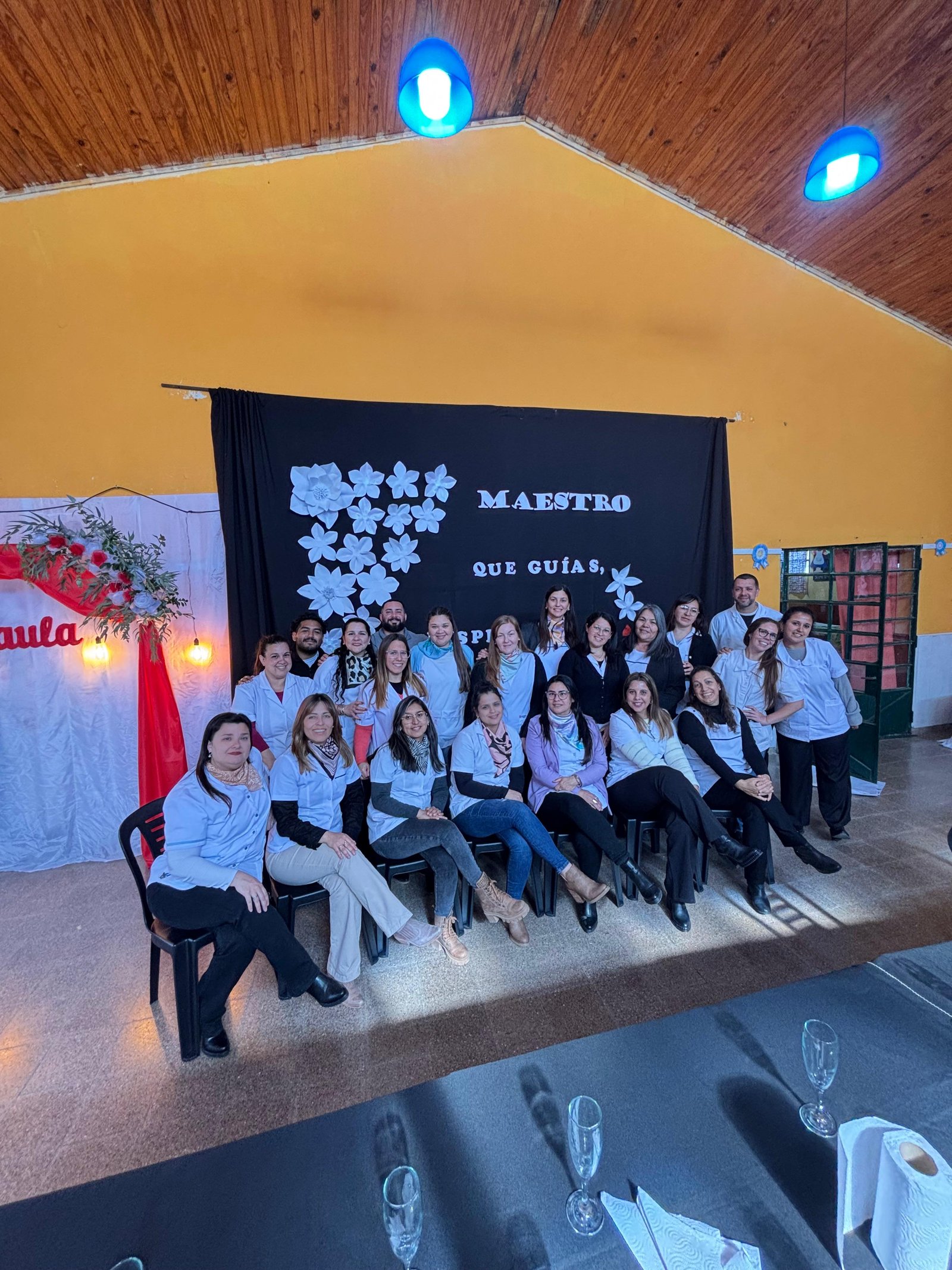 Docentes de la escuela reunidos en la celebración del Día del Maestro