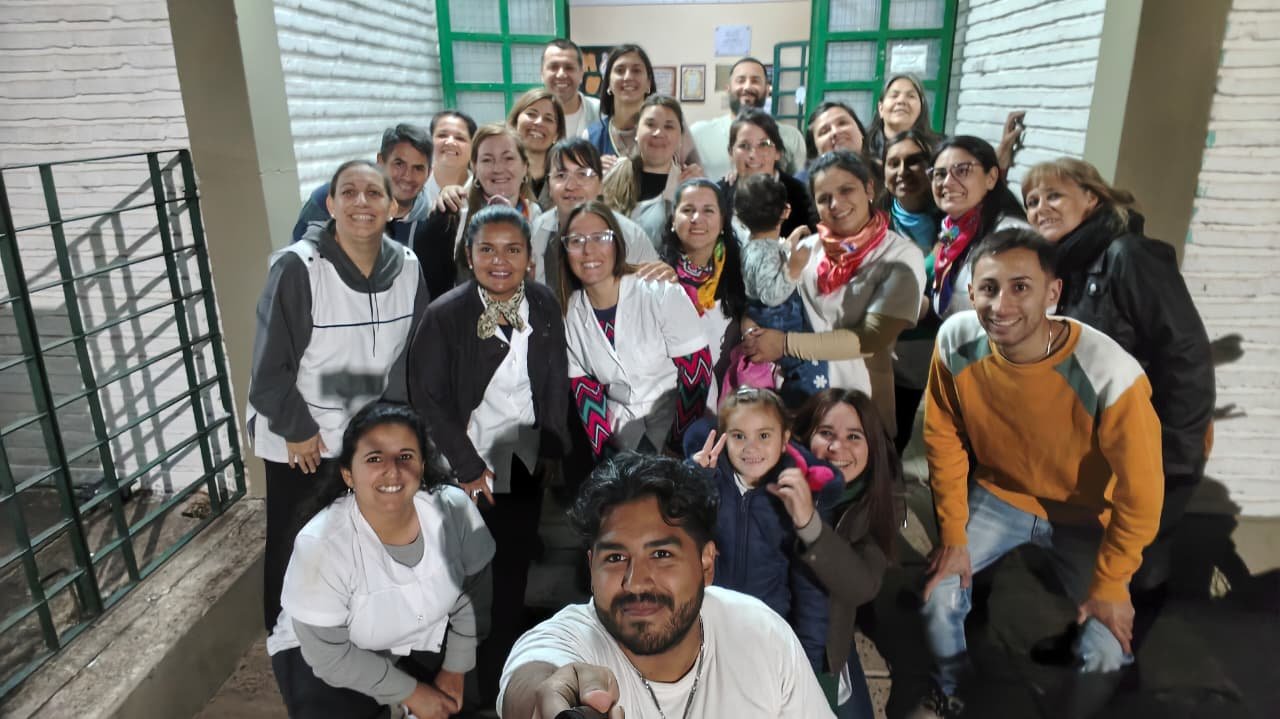 Docentes y familias reunidas en un encuentro institucional